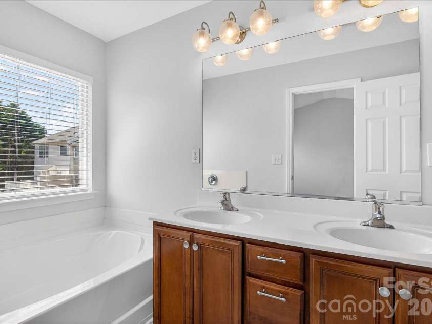 2009 Cambridge Beltway Drive, Charlotte, NC 28273.  MLS# CAR4353480, YatesRealty ID 17690. Primary Bathroom