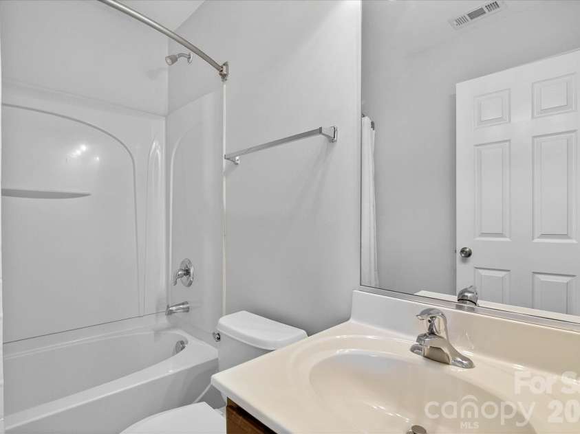 2009 Cambridge Beltway Drive, Charlotte, NC 28273.  MLS# CAR4353480, YatesRealty ID 17690. Second Full Bathroom