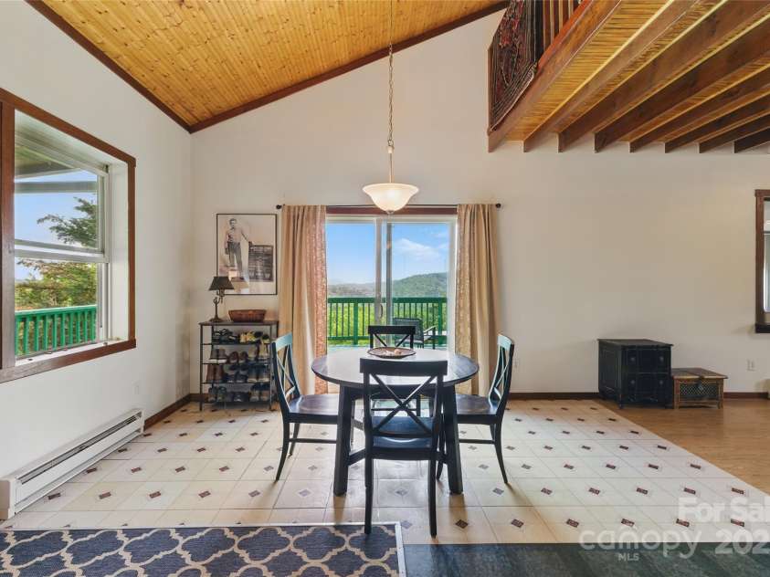 33 Faholoa Ridge Road, Black Mountain, NC 28711.  MLS# CAR4263286, YatesRealty ID 17690. Eating Area