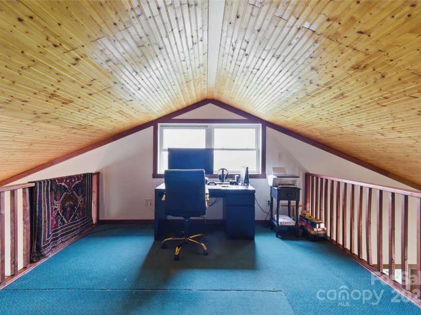 33 Faholoa Ridge Road, Black Mountain, NC 28711.  MLS# CAR4263286, YatesRealty ID 17690. Loft