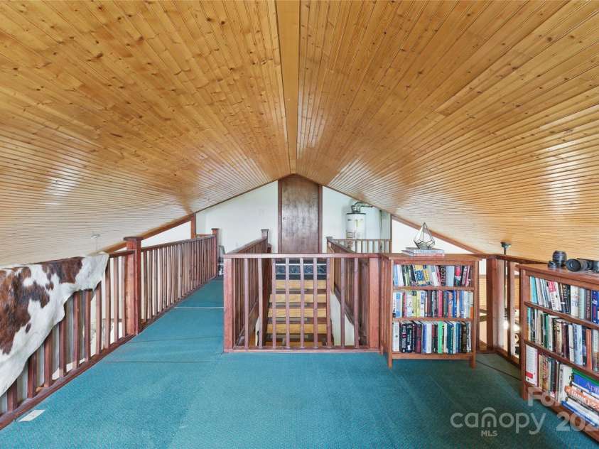 33 Faholoa Ridge Road, Black Mountain, NC 28711.  MLS# CAR4263286, YatesRealty ID 17690. Loft