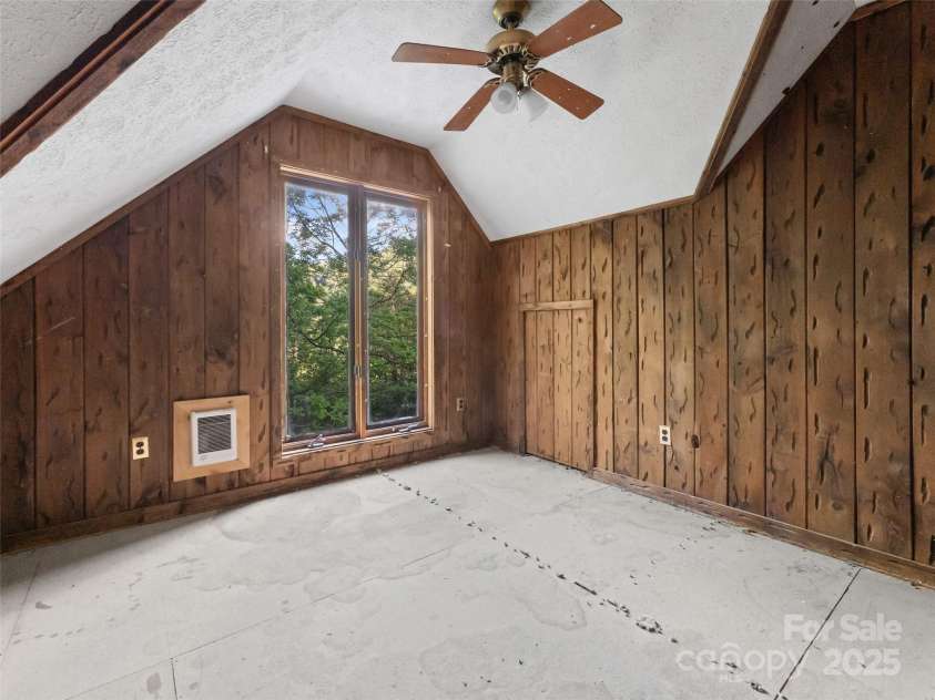 115 & 119 Timber Creek Drive, Waynesville, NC 28786.  MLS# CAR4263301, YatesRealty ID 17691. 115 Timber Creek Dr - Upper Level Bedroom 1