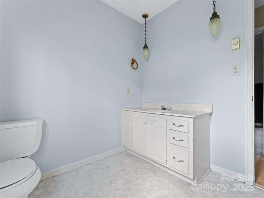 115 & 119 Timber Creek Drive, Waynesville, NC 28786.  MLS# CAR4263301, YatesRealty ID 17691. 119 Timber Creek Dr - Upper Level Full Bath