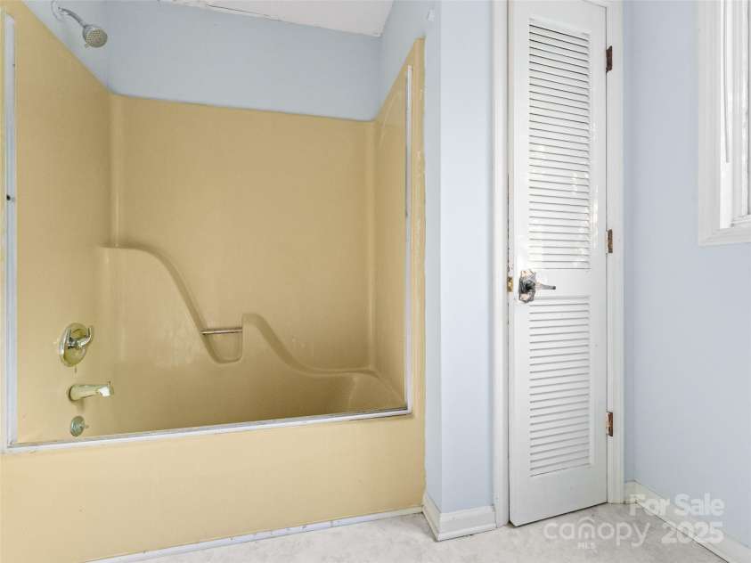 115 & 119 Timber Creek Drive, Waynesville, NC 28786.  MLS# CAR4263301, YatesRealty ID 17691. 119 Timber Creek Dr - Upper Level Full Bath