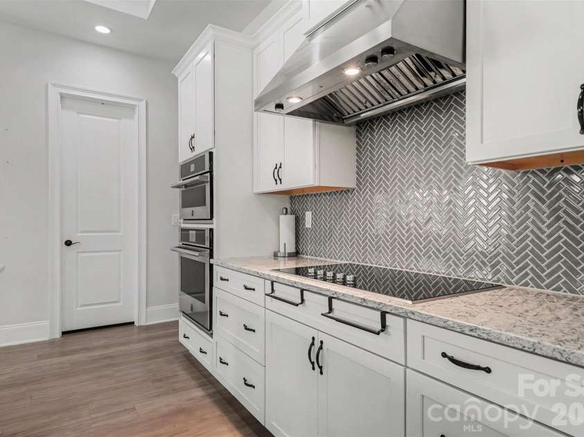 14605 Crosswater Lane, Charlotte, NC 28278.  MLS# CAR4358509, YatesRealty ID 17691. 