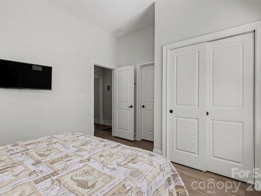 14605 Crosswater Lane, Charlotte, NC 28278.  MLS# CAR4358509, YatesRealty ID 17691. 