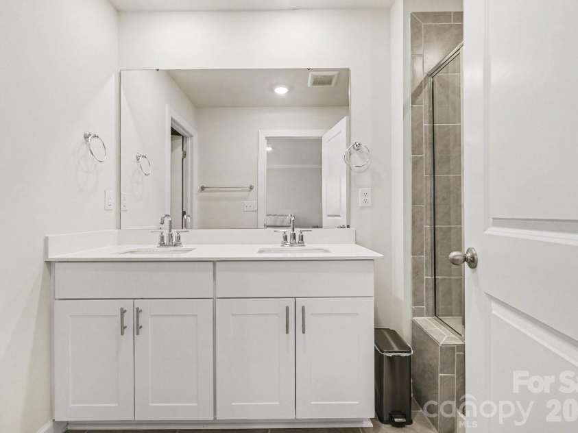 2207 Belterra Drive, Charlotte, NC 28216.  MLS# CAR4361913, YatesRealty ID 17692. 