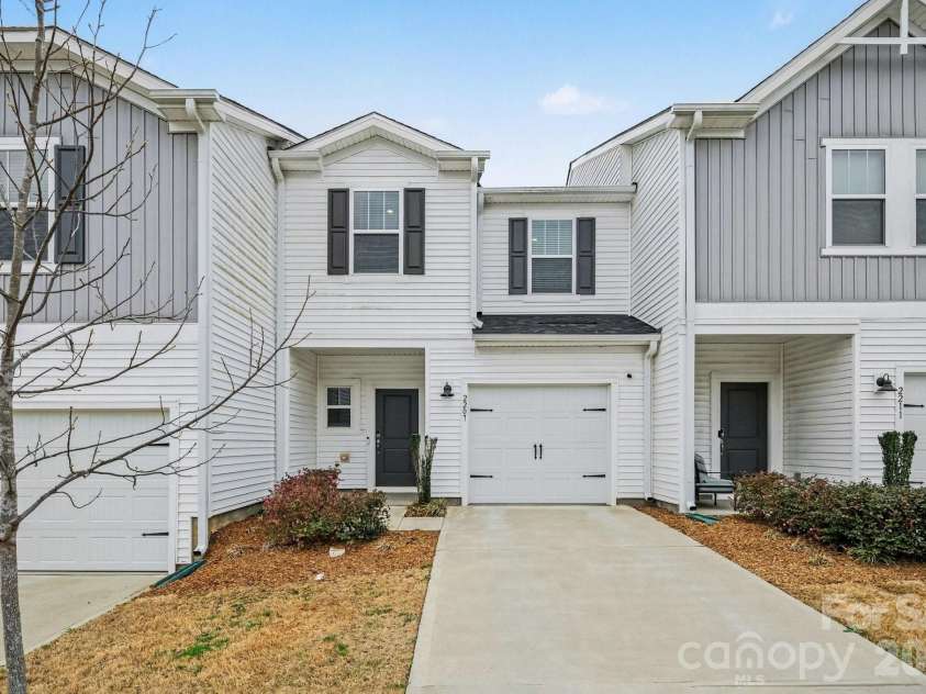 2207 Belterra Drive, Charlotte, NC 28216.  MLS# CAR4361913, YatesRealty ID 17692. 