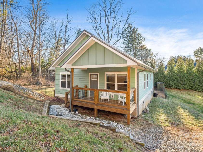 335 Rosscraggon Road, Arden, NC 28704.  MLS# CAR4215260, YatesRealty ID 17693. 