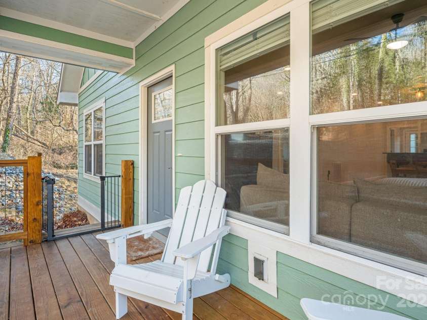 335 Rosscraggon Road, Arden, NC 28704.  MLS# CAR4215260, YatesRealty ID 17693. 