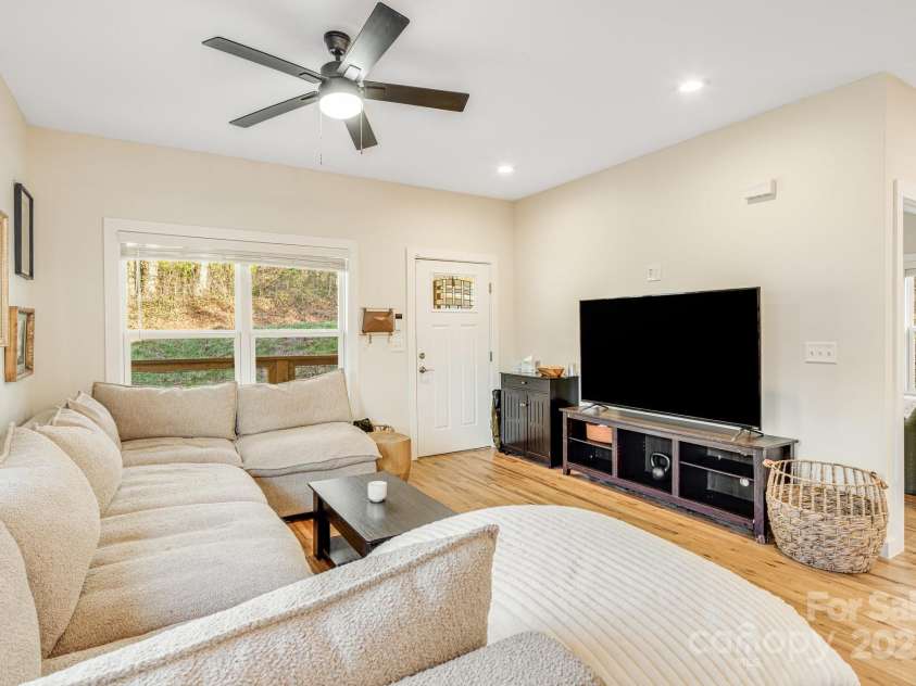 335 Rosscraggon Road, Arden, NC 28704.  MLS# CAR4215260, YatesRealty ID 17693. 