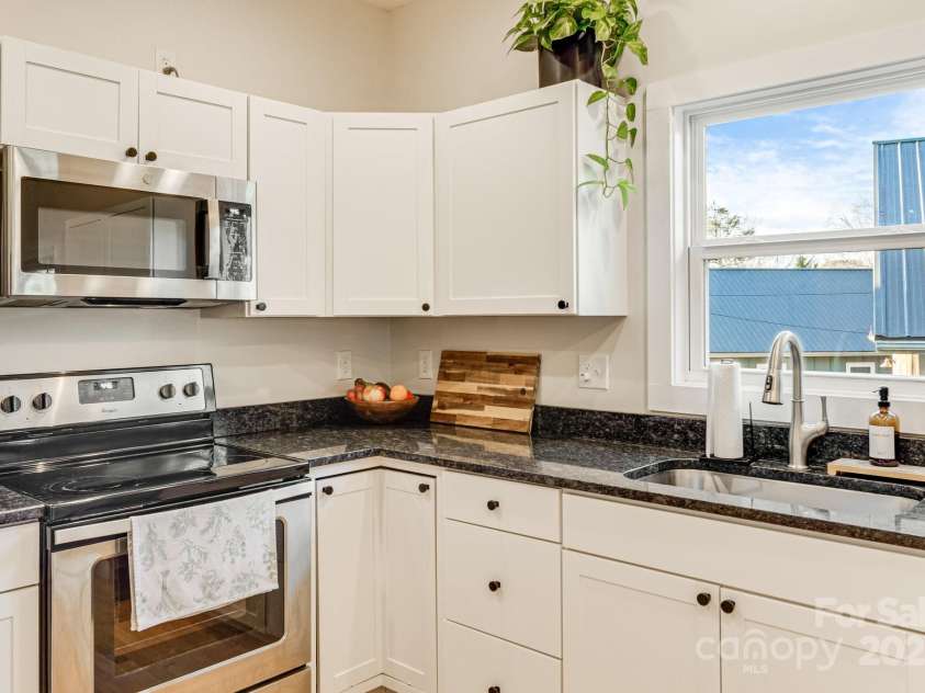 335 Rosscraggon Road, Arden, NC 28704.  MLS# CAR4215260, YatesRealty ID 17693. 