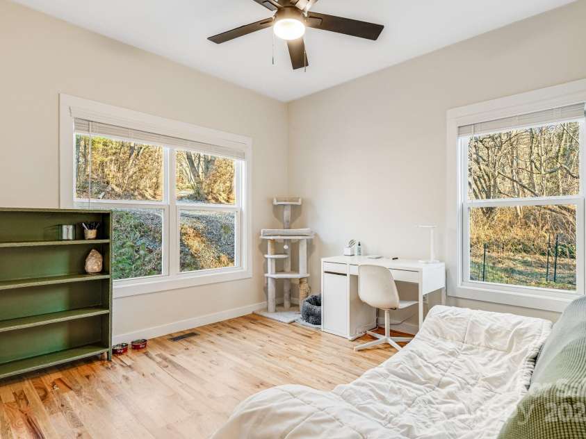 335 Rosscraggon Road, Arden, NC 28704.  MLS# CAR4215260, YatesRealty ID 17693. 