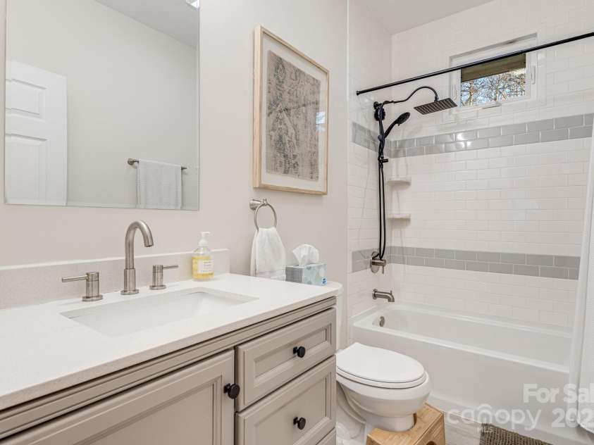 335 Rosscraggon Road, Arden, NC 28704.  MLS# CAR4215260, YatesRealty ID 17693. 