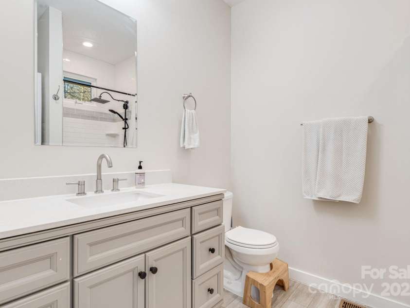 335 Rosscraggon Road, Arden, NC 28704.  MLS# CAR4215260, YatesRealty ID 17693. 