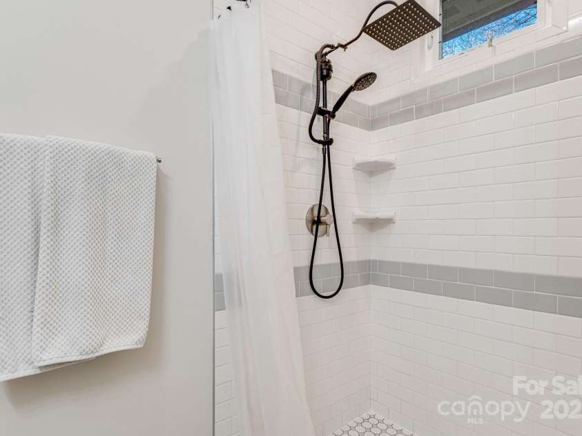 335 Rosscraggon Road, Arden, NC 28704.  MLS# CAR4215260, YatesRealty ID 17693. 