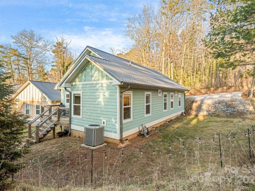 335 Rosscraggon Road, Arden, NC 28704.  MLS# CAR4215260, YatesRealty ID 17693. 