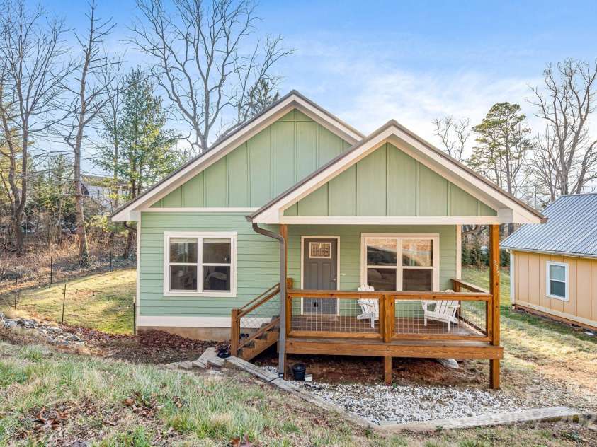 335 Rosscraggon Road, Arden, NC 28704.  MLS# CAR4215260, YatesRealty ID 17693. 