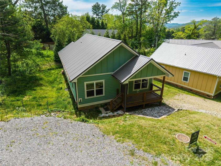 335 Rosscraggon Road, Arden, NC 28704.  MLS# CAR4215260, YatesRealty ID 17693. 