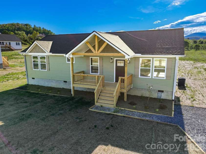 662 Beehive Road, Hendersonville, NC 28792.  MLS# CAR4341735, YatesRealty ID 17693. 