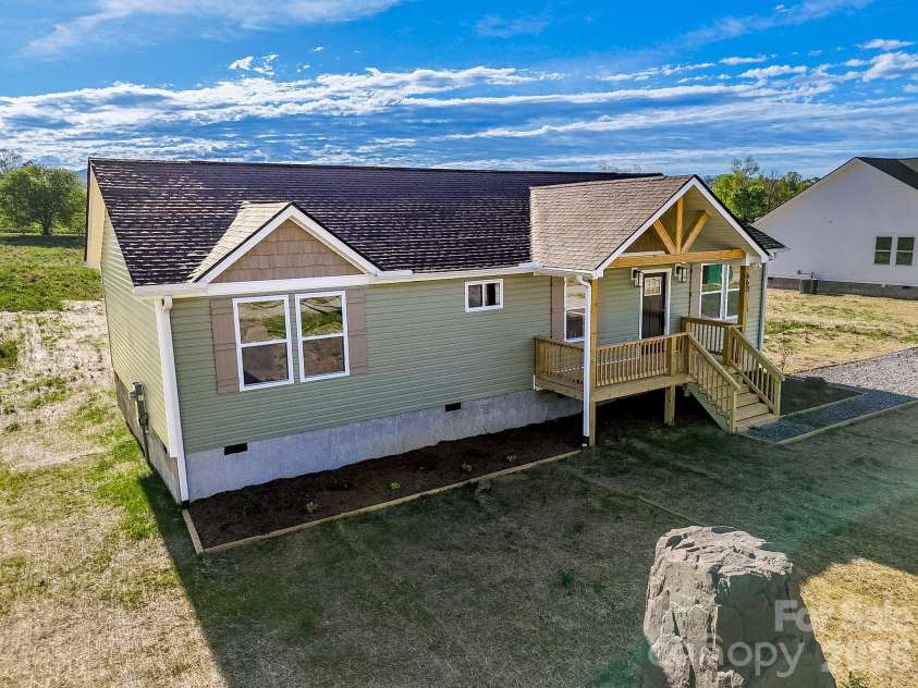 662 Beehive Road, Hendersonville, NC 28792.  MLS# CAR4341735, YatesRealty ID 17693. 