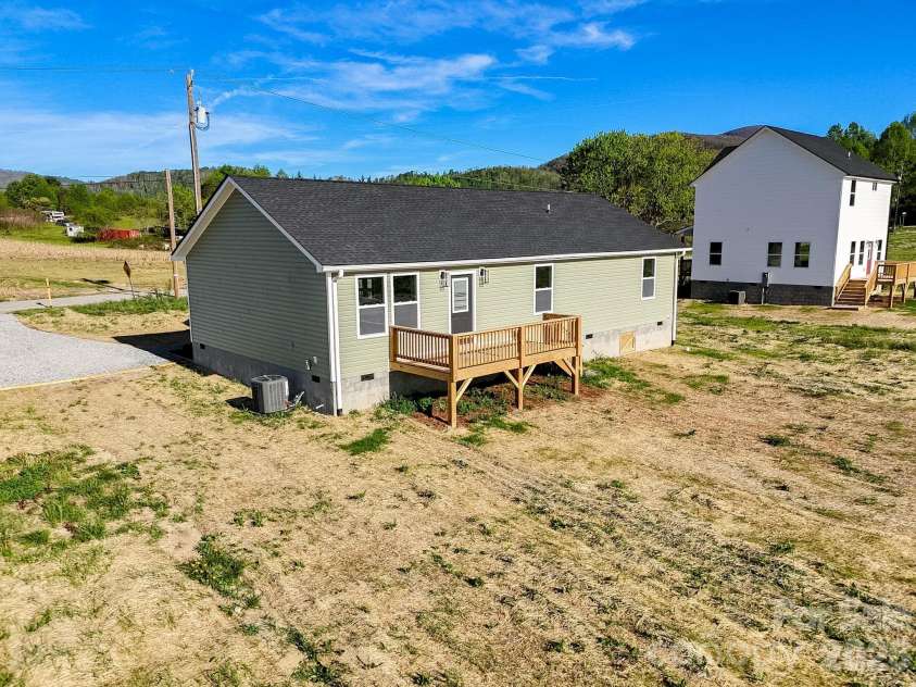 662 Beehive Road, Hendersonville, NC 28792.  MLS# CAR4341735, YatesRealty ID 17693. 
