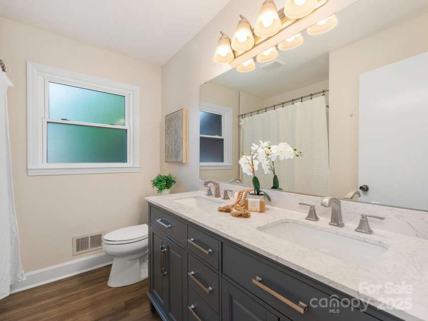 1438 Larkfield Lane, Charlotte, NC 28210.  MLS# CAR4249851, YatesRealty ID 17694. Full Bath