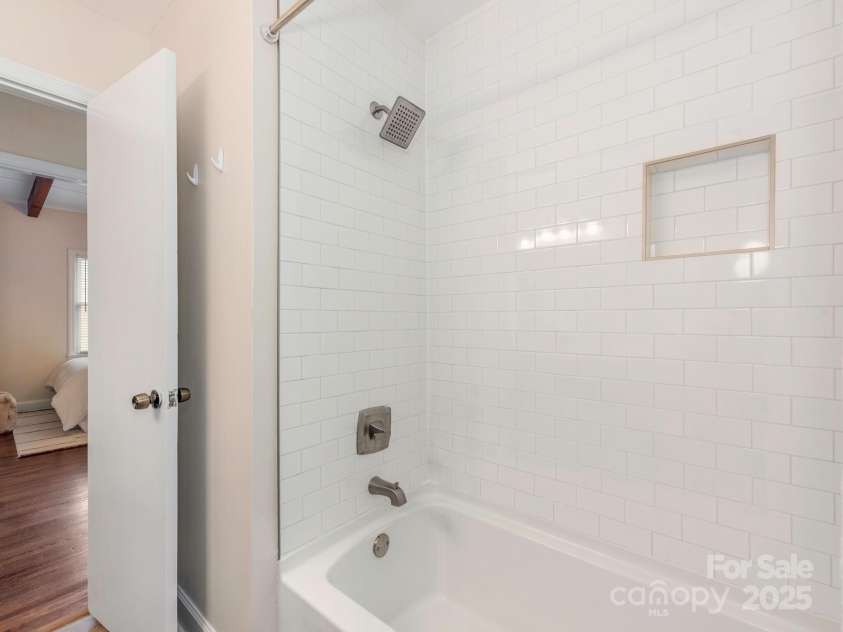 1438 Larkfield Lane, Charlotte, NC 28210.  MLS# CAR4249851, YatesRealty ID 17694. Full Bath