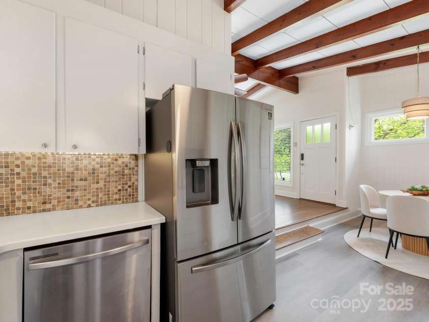 1438 Larkfield Lane, Charlotte, NC 28210.  MLS# CAR4249851, YatesRealty ID 17694. Kitchen