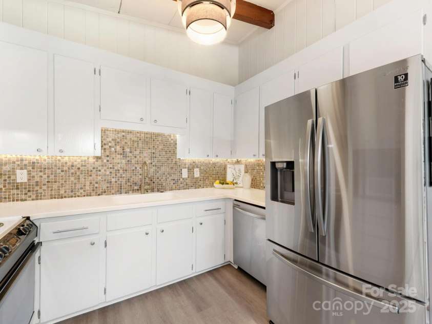 1438 Larkfield Lane, Charlotte, NC 28210.  MLS# CAR4249851, YatesRealty ID 17694. Kitchen