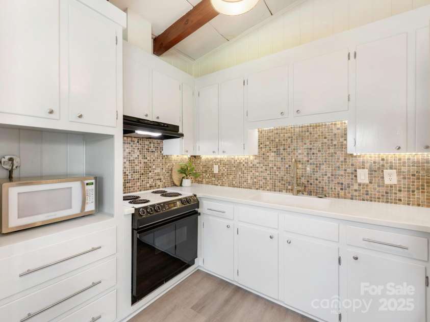 1438 Larkfield Lane, Charlotte, NC 28210.  MLS# CAR4249851, YatesRealty ID 17694. Kitchen