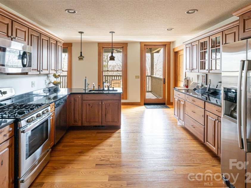 82 Red Mulberry Drive, Zirconia, NC 28790.  MLS# CAR4363684, YatesRealty ID 17694. Anick Lodge: Full Kitchen
