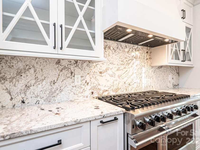 4431 1st Street Drive, Hickory, NC 28601.  MLS# CAR4264278, YatesRealty ID 17698. 