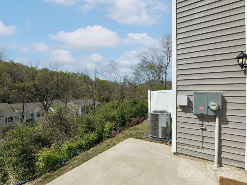 530 Big Sur Loop, Asheville, NC 28806.  MLS# CAR4253820, YatesRealty ID 17699. 