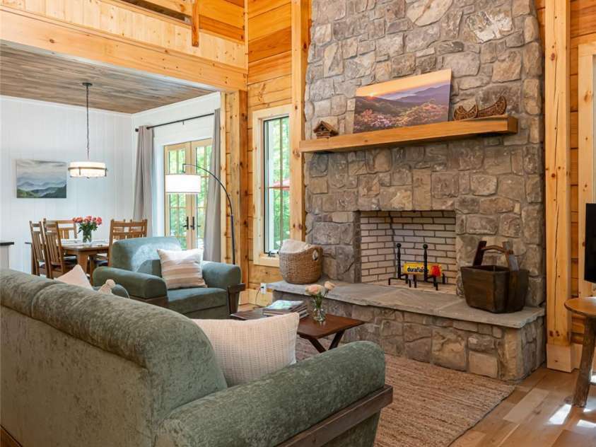 103 Blue Sky Lane, Hendersonville, NC 28792.  MLS# CAR4268920, YatesRealty ID 177. Great room