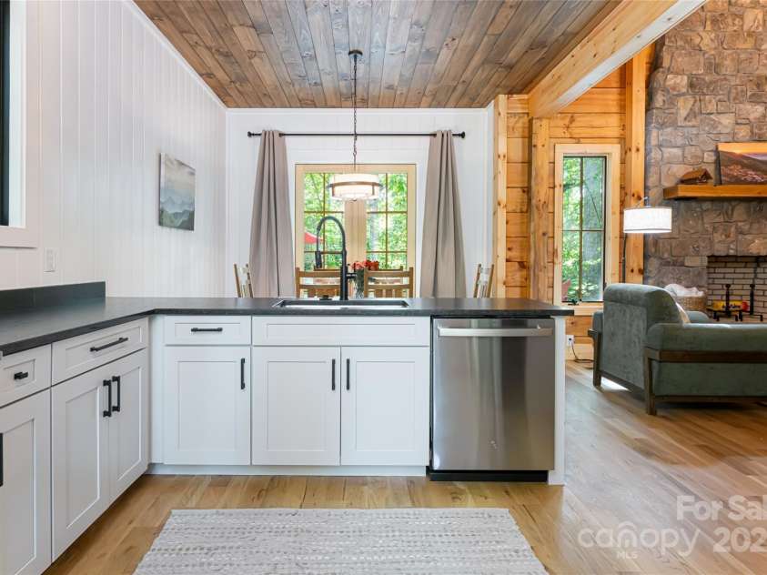 103 Blue Sky Lane, Hendersonville, NC 28792.  MLS# CAR4268920, YatesRealty ID 177. Kitchen