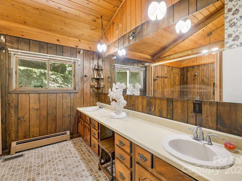 14 Oak Ridge Lane, Mars Hill, NC 28754.  MLS# CAR4172163, YatesRealty ID 177. 