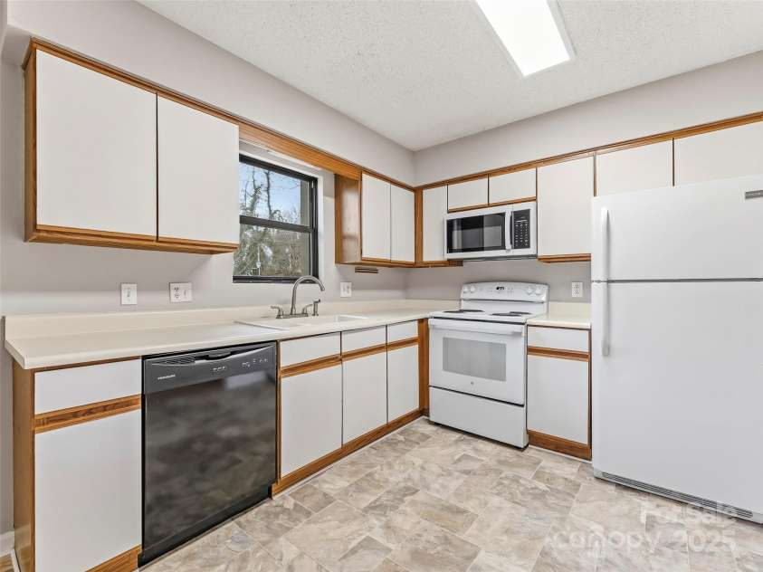 102 Abbey Circle, Asheville, NC 28805.  MLS# CAR4328206, YatesRealty ID 1770. 