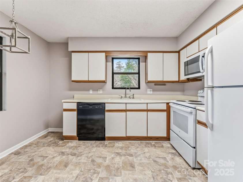 102 Abbey Circle, Asheville, NC 28805.  MLS# CAR4328206, YatesRealty ID 1770. 