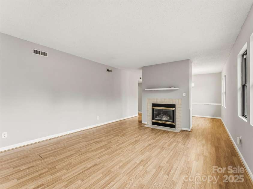 102 Abbey Circle, Asheville, NC 28805.  MLS# CAR4328206, YatesRealty ID 1770. 