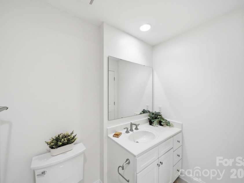 721 Governor Morrison Street, Charlotte, NC 28211.  MLS# CAR4316413, YatesRealty ID 1770. 2nd Full Bath