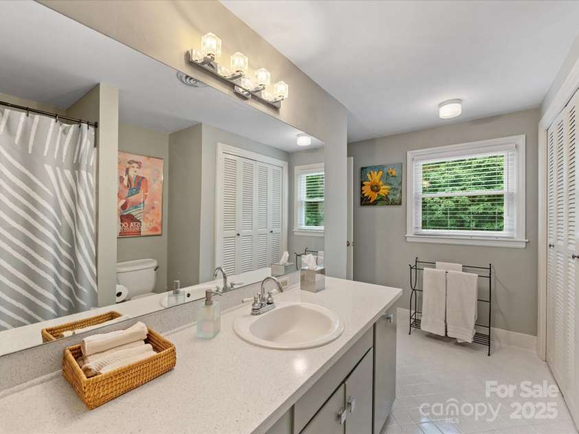 3225 Mill Pond Road, Charlotte, NC 28226.  MLS# CAR4263953, YatesRealty ID 17700. 2nd floor full bath