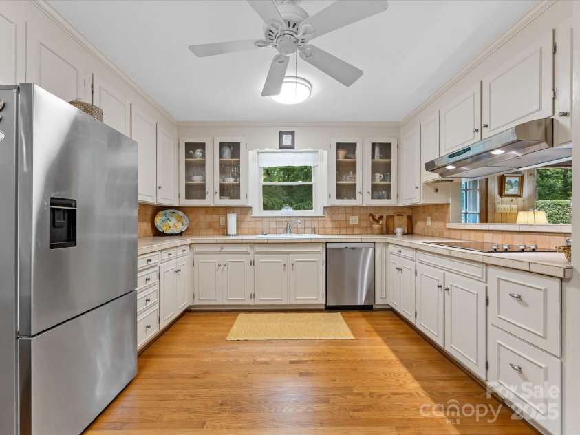 3225 Mill Pond Road, Charlotte, NC 28226.  MLS# CAR4263953, YatesRealty ID 17700. Large kitchen