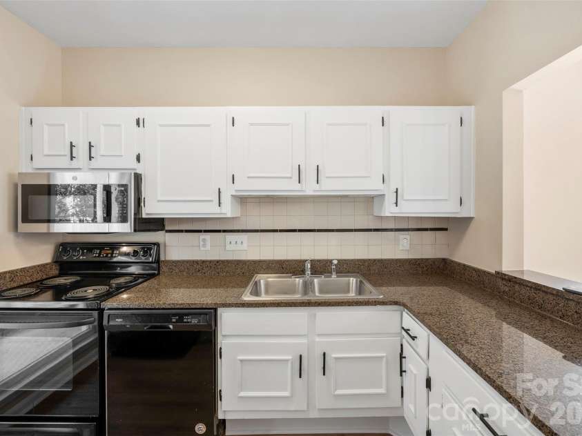 301 Queens Road, Charlotte, NC 28204.  MLS# CAR4343288, YatesRealty ID 17701. 