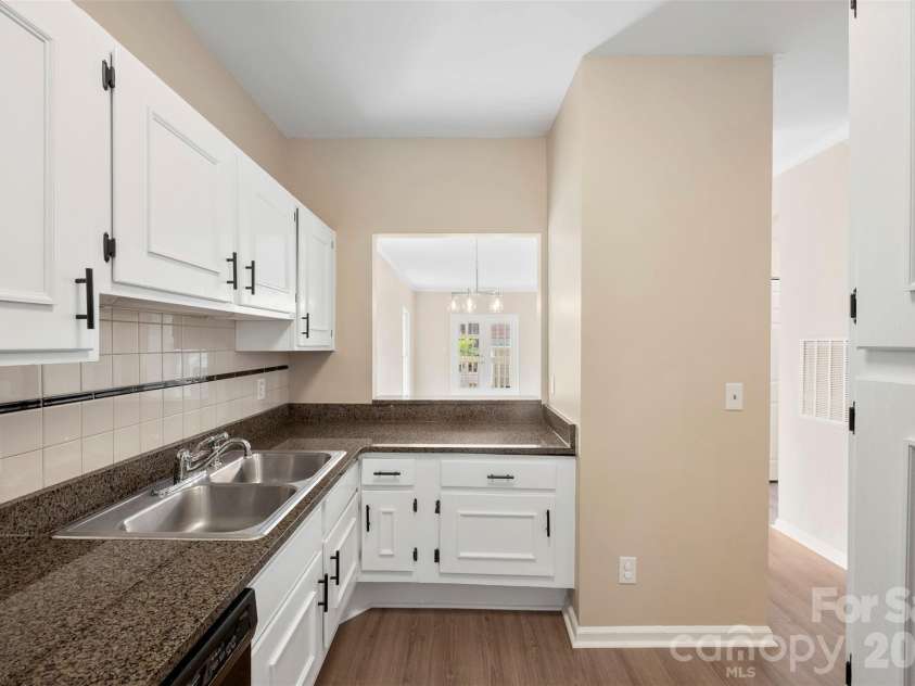 301 Queens Road, Charlotte, NC 28204.  MLS# CAR4343288, YatesRealty ID 17701. 