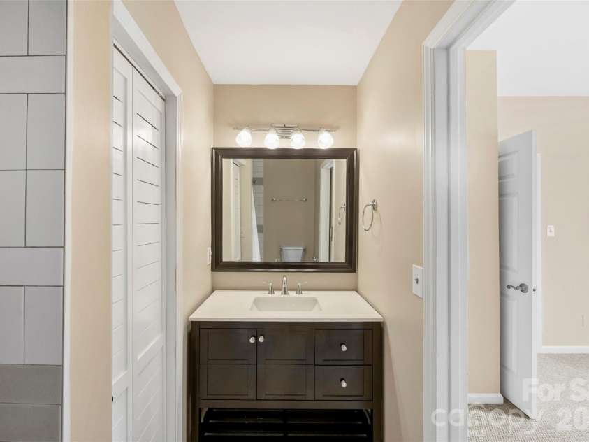 301 Queens Road, Charlotte, NC 28204.  MLS# CAR4343288, YatesRealty ID 17701. 