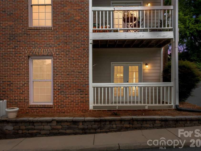 301 Queens Road, Charlotte, NC 28204.  MLS# CAR4343288, YatesRealty ID 17701. 