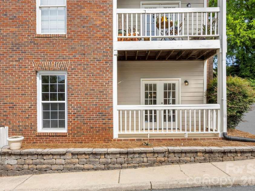 301 Queens Road, Charlotte, NC 28204.  MLS# CAR4343288, YatesRealty ID 17701. First Floor Unit!