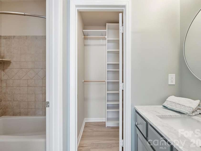301 Queens Road, Charlotte, NC 28204.  MLS# CAR4420934, YatesRealty ID 17701. Full en-suite