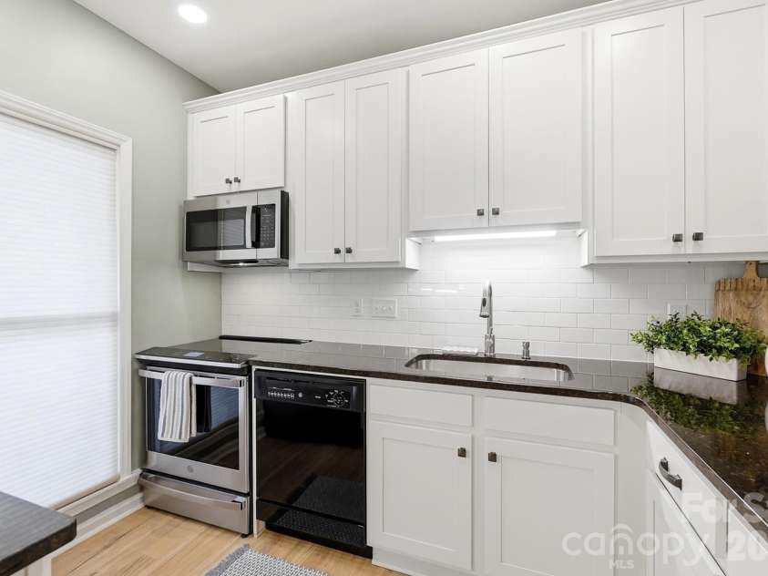 301 Queens Road, Charlotte, NC 28204.  MLS# CAR4420934, YatesRealty ID 17701. Induction stove